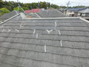 塗装できない屋根材をカバー工法で施工しました。